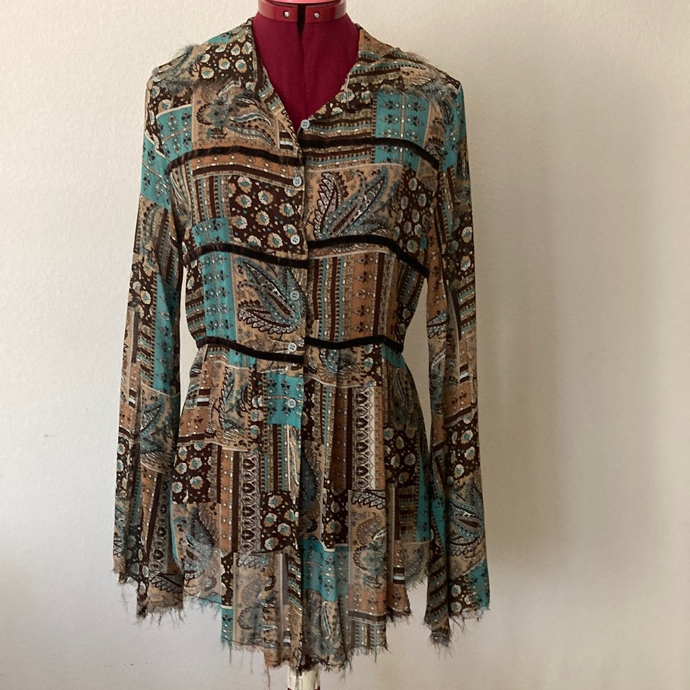 Just In Time U.S.A. Size M long bell sleeves printed blouse in brown & blue.